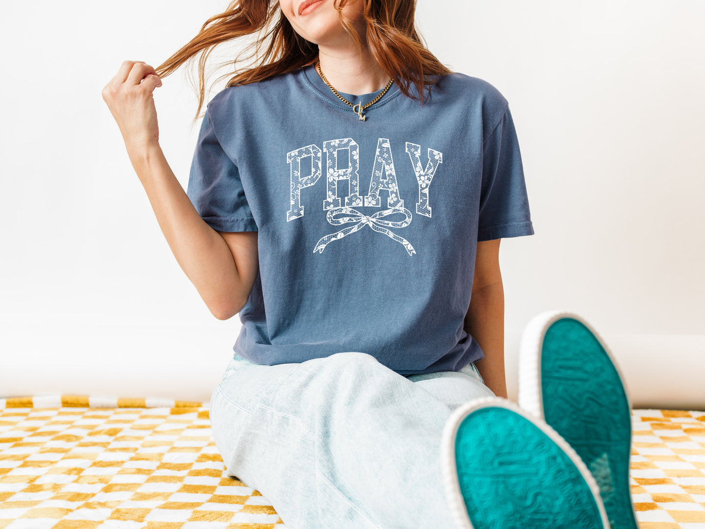 PRAY WITH A BOW UNISEX TEE