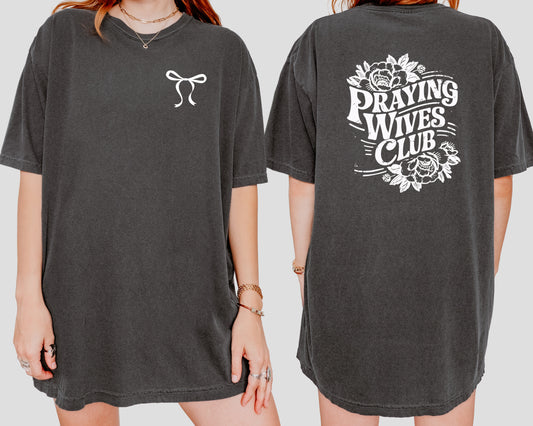 PRAYING WIVES CLUB UNISEX TEE  - SIZE LARGE IN PEPPER