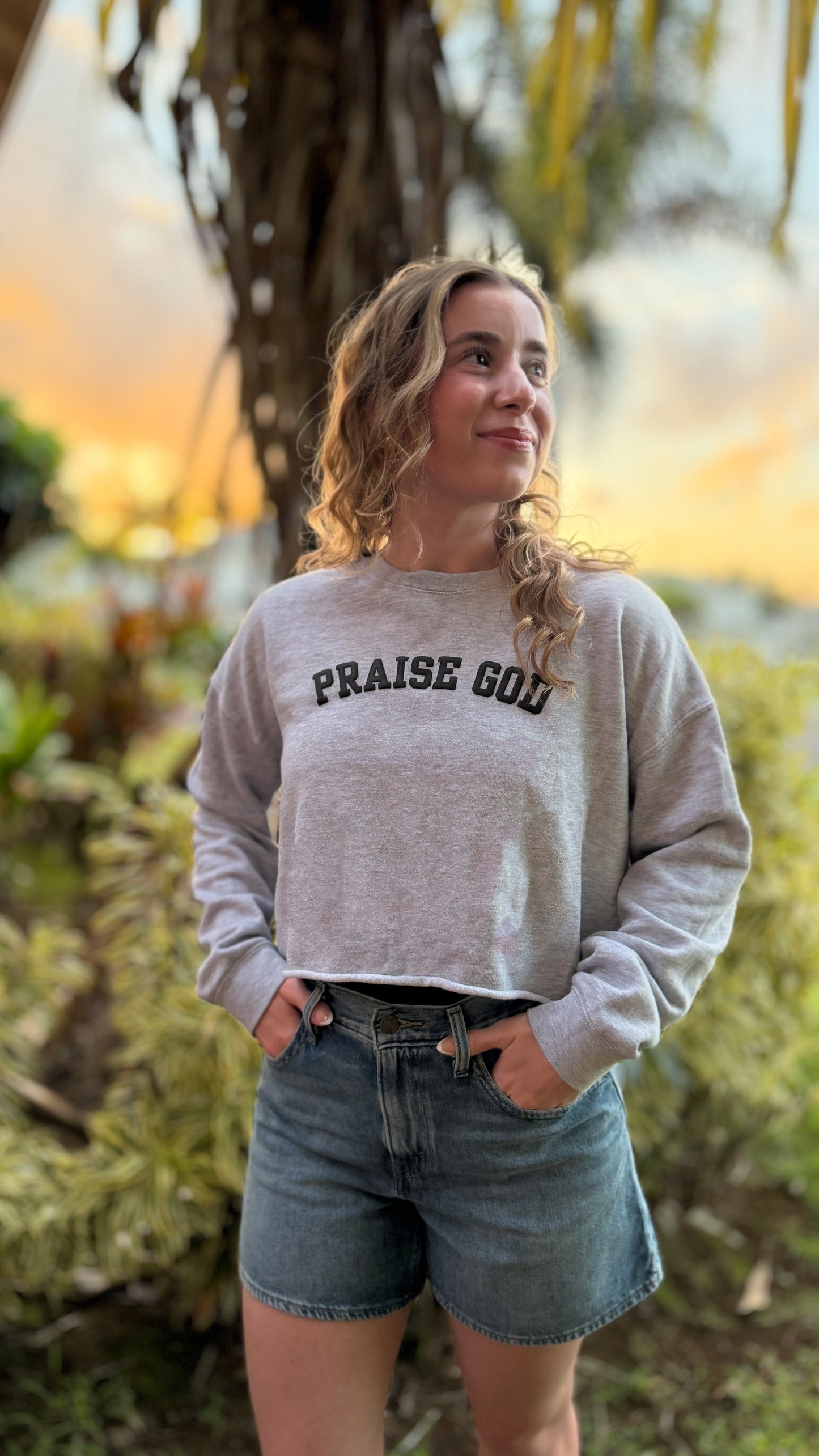 PRAISE GOD PUFFY WOMEN'S CROPPED SWEATSHIRT