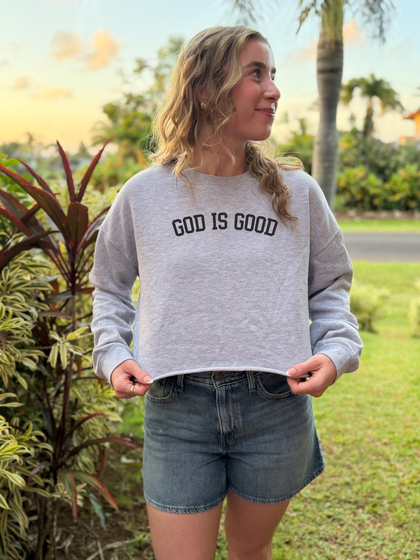GOD IS GOOD PUFFY WOMEN'S CROPPED SWEATSHIRT